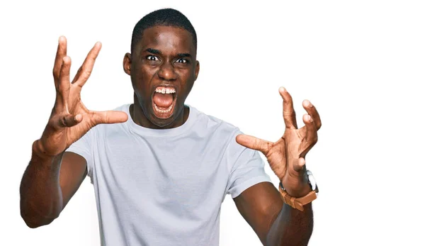 Νεαρός Αφροαμερικάνος Που Φοράει Λευκό Μπλουζάκι Φωνάζοντας Απογοητευμένος Από Οργή — Φωτογραφία Αρχείου