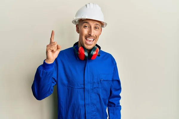 Bald Man Beard Wearing Builder Jumpsuit Uniform Hardhat Pointing Finger — Stock fotografie