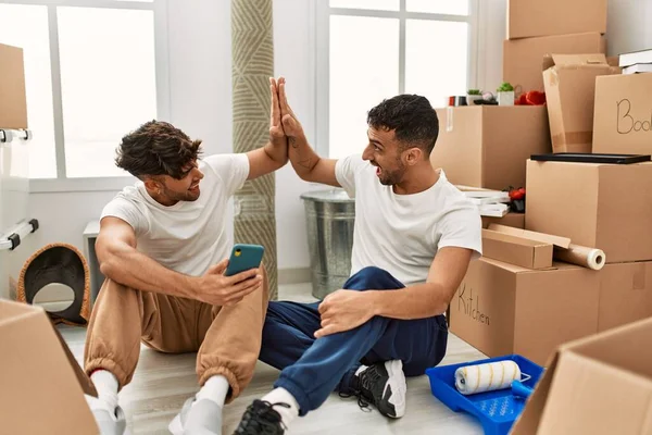 Dos Hombres Hispanos Pareja Usando Smartphone High Five Con Las — Foto de Stock