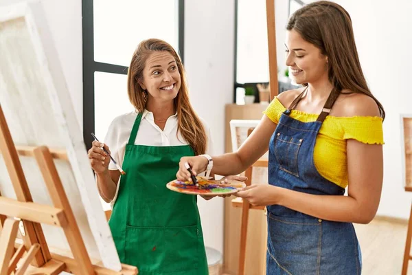 Madre Figlia Sorridente Disegno Fiducioso Studio Arte — Foto Stock