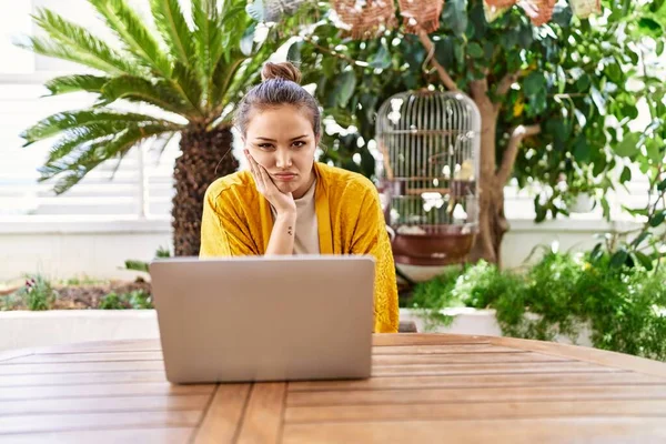 Linda Jovem Morena Usando Laptop Sentado Terraço Casa Pensando Cansado — Fotografia de Stock