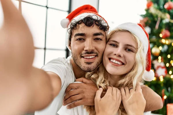 Mutlu Bir Şekilde Gülümseyen Genç Bir Çift Noel Şapkası Takıp — Stok fotoğraf