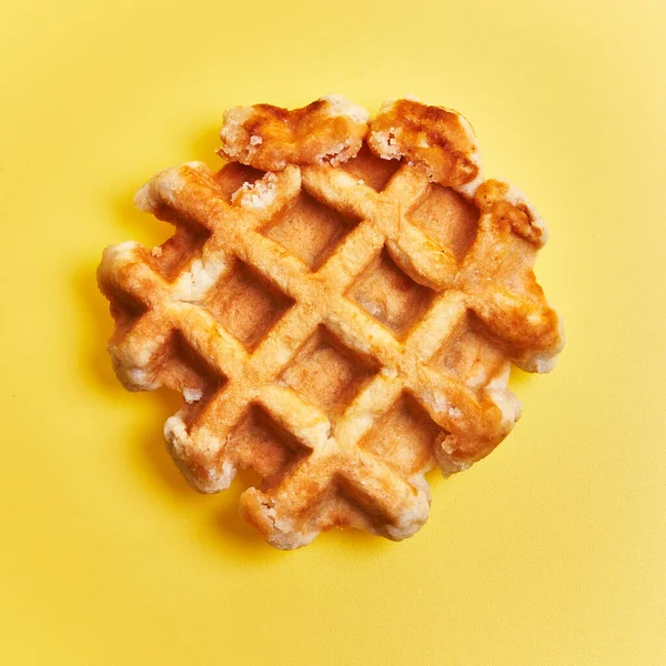 Einzelne Köstliche Waffel Auf Gelbem Hintergrund — Stockfoto