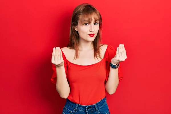 Redhead Ung Kvinna Bär Casual Röd Shirt Gör Pengar Gest — Stockfoto