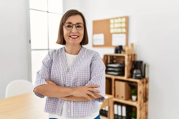 Mujer Hispana Mediana Edad Empresaria Pie Oficina Negocios —  Fotos de Stock