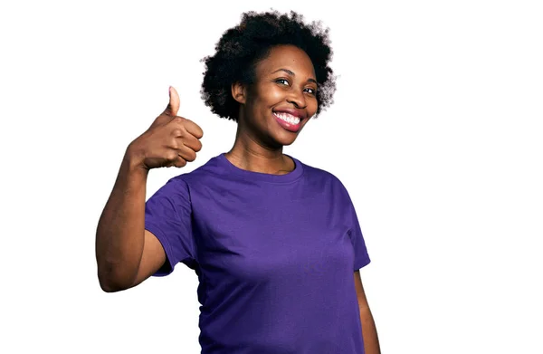 Африканская Американка Афроволосами Повседневной Фиолетовой Футболке Делает Счастливый Жест Вверх — стоковое фото