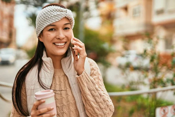 여자가 스마트폰으로 도시에서 커피를 마시는 — 스톡 사진