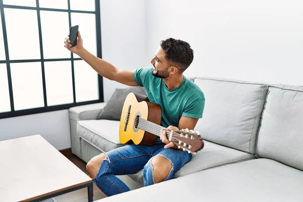 Jovem Árabe Homem Fazer Selfie Pelo Smartphone Tocando Guitarra Clássica — Fotografia de Stock