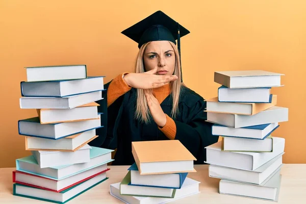 Young Caucasian Woman Wearing Graduation Ceremony Robe Sitting Table Doing — Foto de Stock