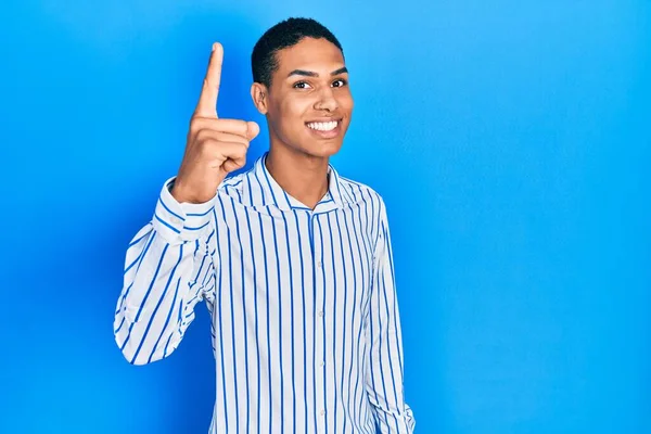 Junger Afrikanisch Amerikanischer Typ Lässiger Kleidung Mit Erhobenem Zeigefinger Und — Stockfoto