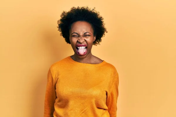 Ung Afrikansk Amerikansk Kvinna Vardagskläder Som Sticker Tungan Nöjd Med — Stockfoto
