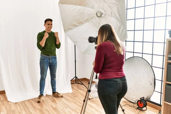 Jeune Homme Studio Photographie Criant Fier Célébrant Victoire Succès Très — Photo