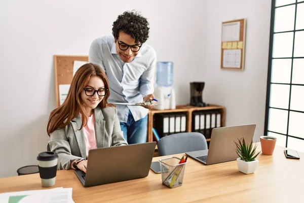 Dos Trabajadores Negocios Sonriendo Felices Trabajando Oficina —  Fotos de Stock