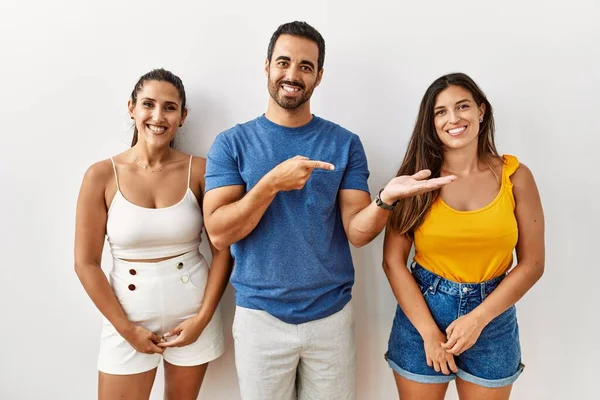 Gruppo Giovani Ispanici Piedi Sfondo Isolato Stupito Sorridente Alla Fotocamera — Foto Stock