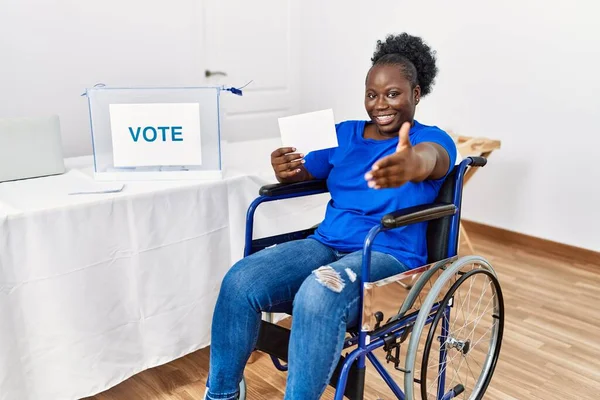 Joven Mujer Africana Sentada Silla Ruedas Votando Poniendo Sobre Las —  Fotos de Stock