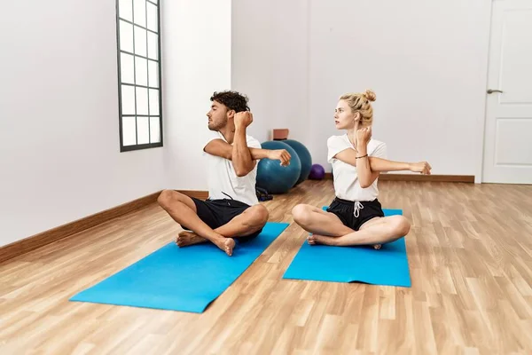 Giovane Coppia Sportiva Concentrato Stretching Presso Centro Sportivo — Foto Stock