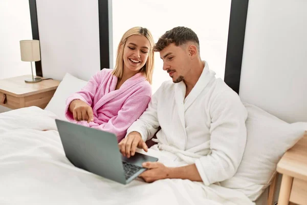 Jovem Casal Caucasiano Sorrindo Feliz Usando Laptop Sentado Cama Casa — Fotografia de Stock