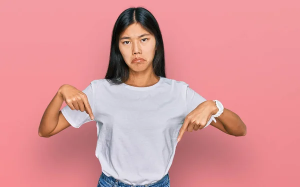 Beautiful Young Asian Woman Wearing Casual White Shirt Pointing Looking — Fotografia de Stock