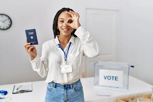 Joven Mujer Afroamericana Las Elecciones Campaña Política Sosteniendo Pasaporte Deutschland —  Fotos de Stock
