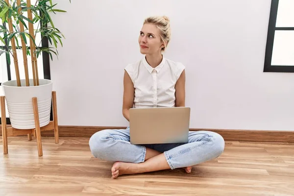 Mladá Blondýnka Pomocí Notebooku Sedí Podlaze Obývacím Pokoji Usmívá Dívá — Stock fotografie