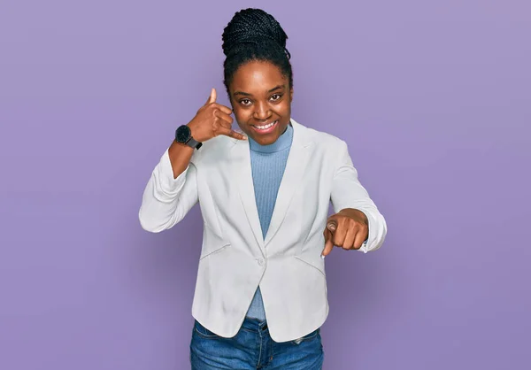 Jonge Afro Amerikaanse Vrouw Zakelijke Kleren Lachend Pratend Het Telefoongebaar — Stockfoto