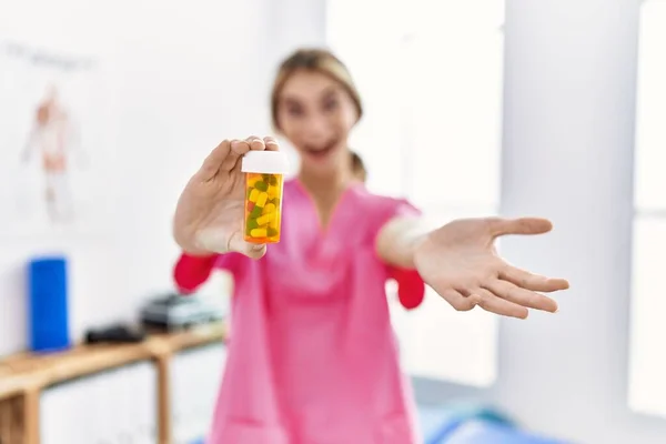 Young Physiotherapist Woman Working Pain Recovery Clinic Holding Pills Celebrating — Stock Photo, Image