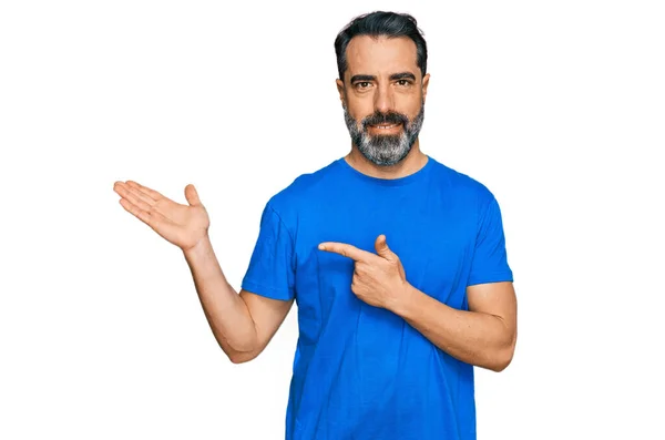 Medelålders Man Med Skägg Bär Casual Blå Skjorta Förvånad Och — Stockfoto