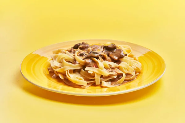 Placa Pasta Italiana Tagliatelle Con Salsa Champiñones Sobre Fondo Amarillo — Foto de Stock