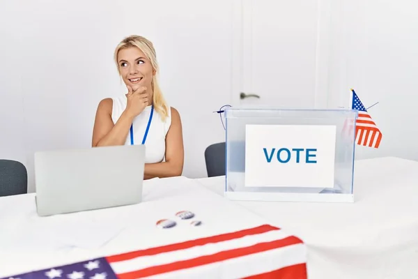Mulher Caucasiana Nova Eleição Política Campanha América Com Mão Queixo — Fotografia de Stock