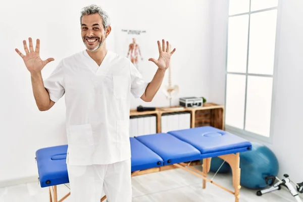 Der Hispanische Therapeut Mittleren Alters Der Einer Schmerzklinik Arbeitet Zeigt — Stockfoto