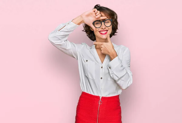 Mladá Hispánka Oblečená Obchodním Stylu Brýlemi Usmívá Vytváří Rámeček Rukama — Stock fotografie