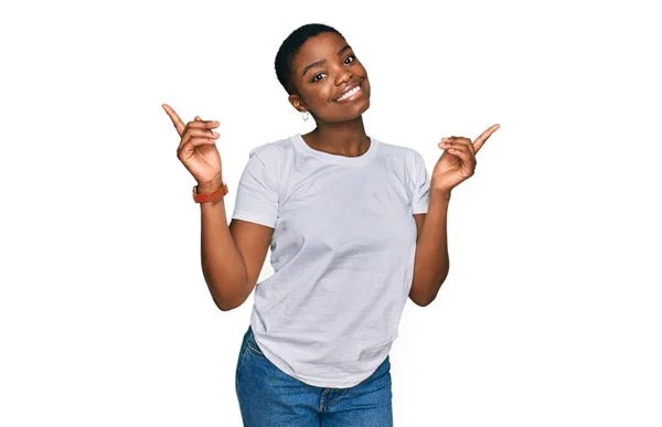 Mladá Afro Americká Žena Neformální Bílé Tričko Sebevědomým Úsměvem Ukazující — Stock fotografie