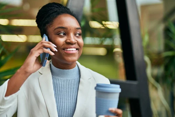 Ung Afrikansk Amerikansk Affärskvinna Talar Smartphone Och Dricka Kaffe Staden — Stockfoto
