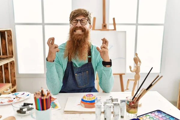 Redhead Man Long Beard Painting Clay Bowl Art Studio Gesturing — 图库照片