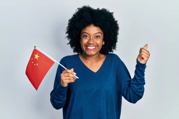 Jonge Afro Amerikaanse Vrouw Met Chinese Vlag Schreeuwend Trots Viert — Stockfoto