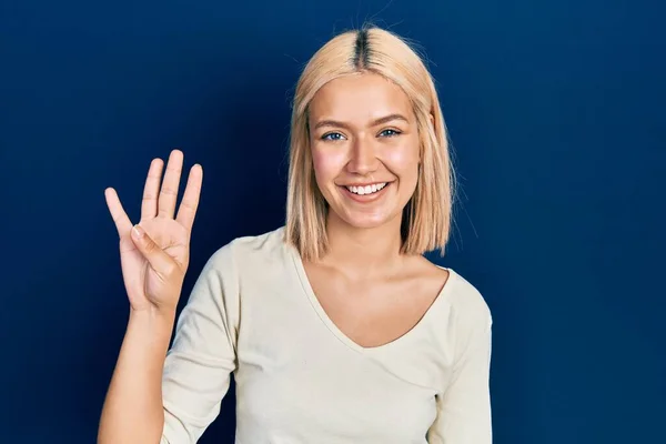 Schöne Blonde Frau Trägt Lässigen Pullover Und Zeigt Mit Finger — Stockfoto