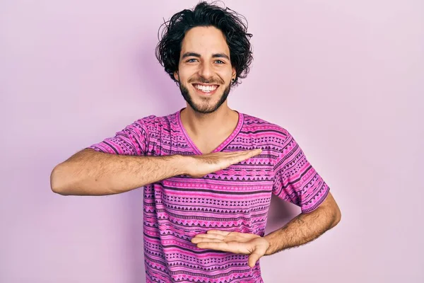 Handsome Hispanic Man Wearing Casual Pink Shirt Gesturing Hands Showing — Stok Foto