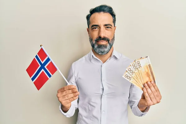 Hombre Mediana Edad Con Barba Pelo Gris Sosteniendo Bandera Noruega —  Fotos de Stock