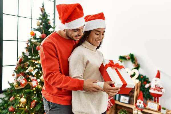 Genç Latin Çift Mutlu Bir Şekilde Gülümsüyor Evde Noel Hediyesi — Stok fotoğraf