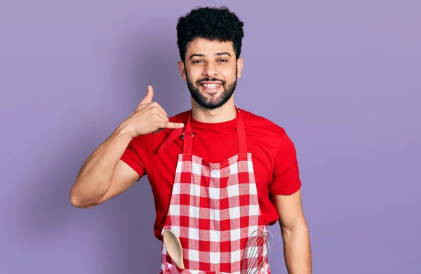 Young Arab Man Beard Wearing Cook Apron Smiling Doing Phone — Stock Photo, Image