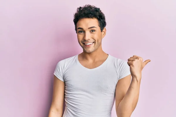 Joven Hombre Guapo Vistiendo Casual Camiseta Blanca Sonriendo Con Cara — Foto de Stock