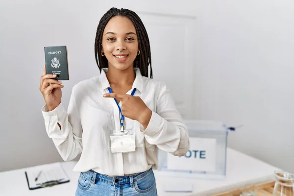 Молода Афроамериканська Жінка Виборах Політичної Кампанії Тримає Паспорт Usa Посміхаючись — стокове фото