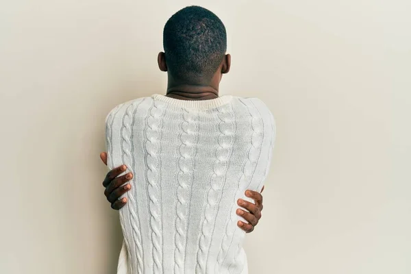 Genç Afro Amerikan Bir Adam Günlük Kıyafetler Giyip Kendine Sarılıyor — Stok fotoğraf