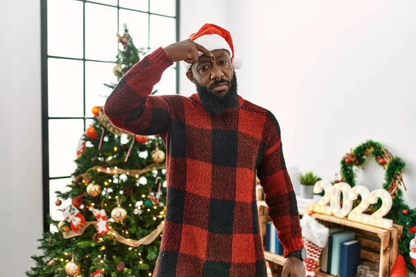 Африканский Американец Шляпе Санта Клауса Стоит Рождественской Елки Указывая Прыщ — стоковое фото