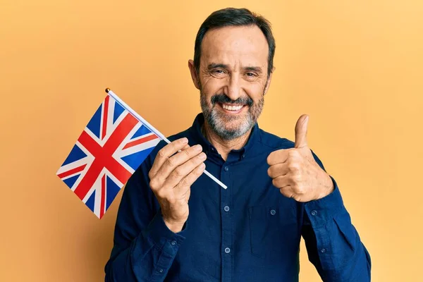 Middle Age Hispanic Man Holding United Kingdom Flag Smiling Happy — Stok fotoğraf