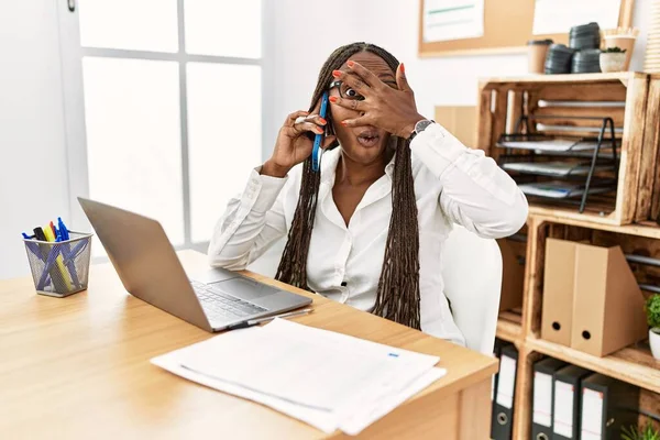 Ofiste Çalışan Örgülü Siyahi Kadın Telefonda Konuşuyor Şok Olmuş Bir — Stok fotoğraf
