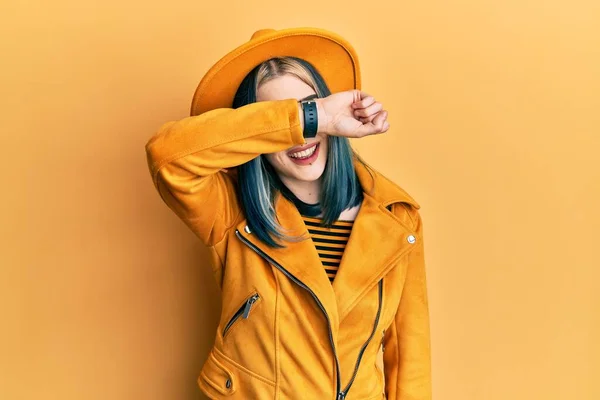 Rapariga Moderna Usando Chapéu Amarelo Jaqueta Couro Cobrindo Olhos Com — Fotografia de Stock