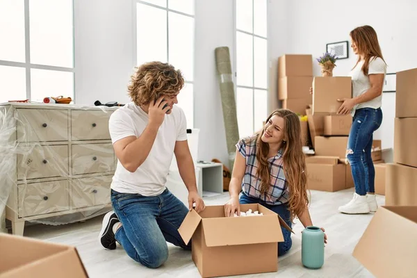 Mutter Und Paar Reden Auf Dem Smartphone Und Packen Daheim — Stockfoto