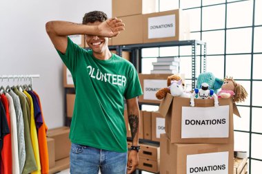 Bağışlarda gönüllü tişört giyen genç, yakışıklı İspanyol adam gülümseyerek ellerini göstererek bön bön bakıyor. Şaşırdım ve çıktım. 