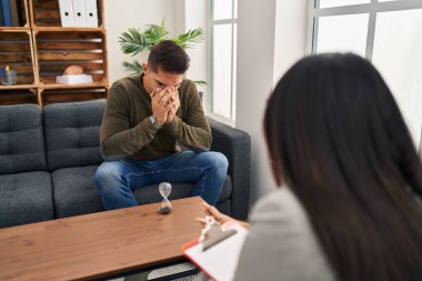 Kadın ve erkek klinikte psikoloji seansı yapıyorlar.